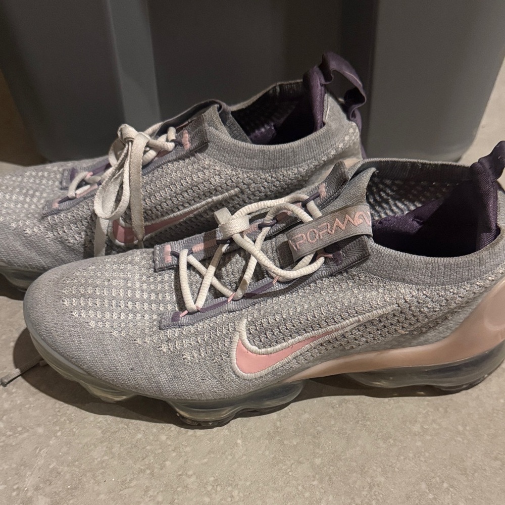 Nike Women's Athletic Shoes in Gray and Pink